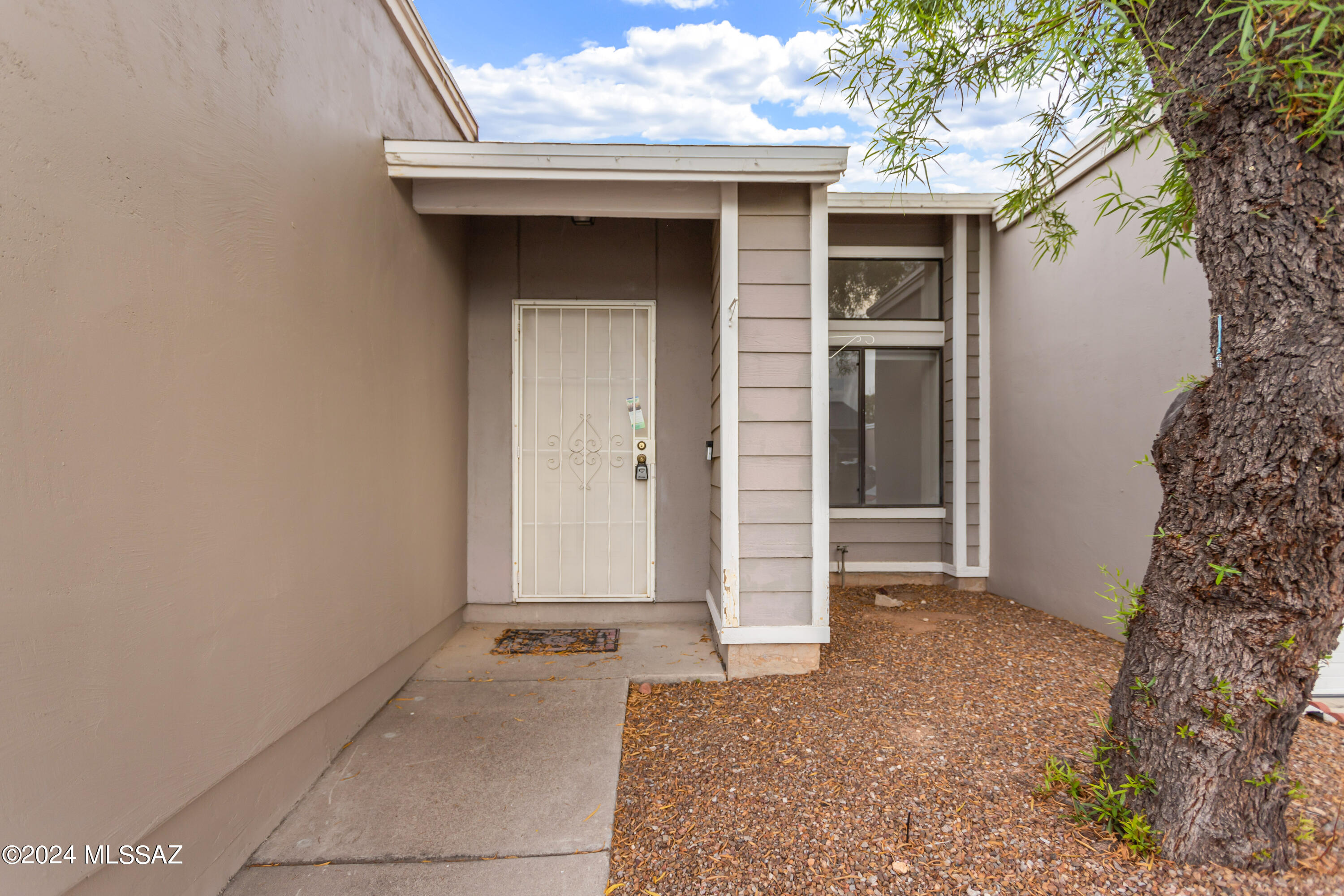 Photo 4 of 13 of 6380 N Willowhaven Drive townhome