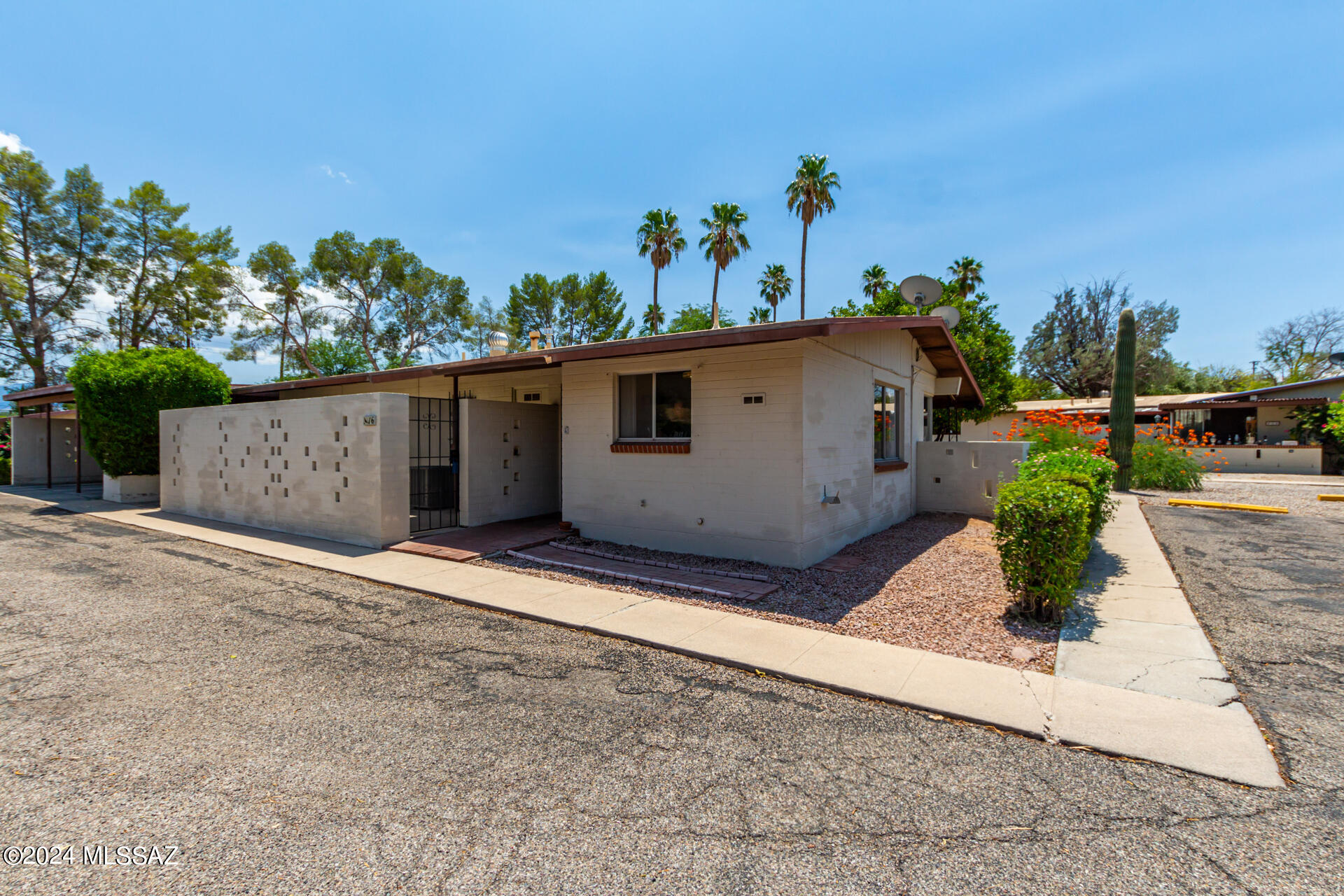 Photo 1 of 28 of 1002 S Kolb Road 16 condo