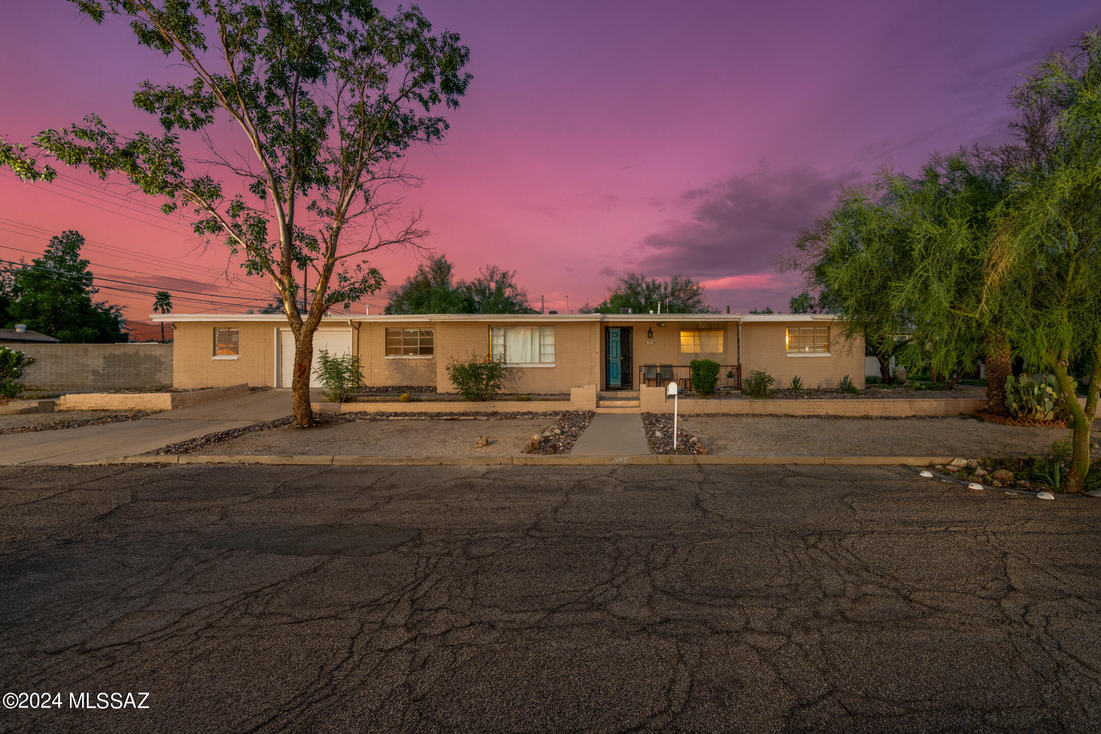 Photo 1 of 24 of 1712 N 5th Avenue house