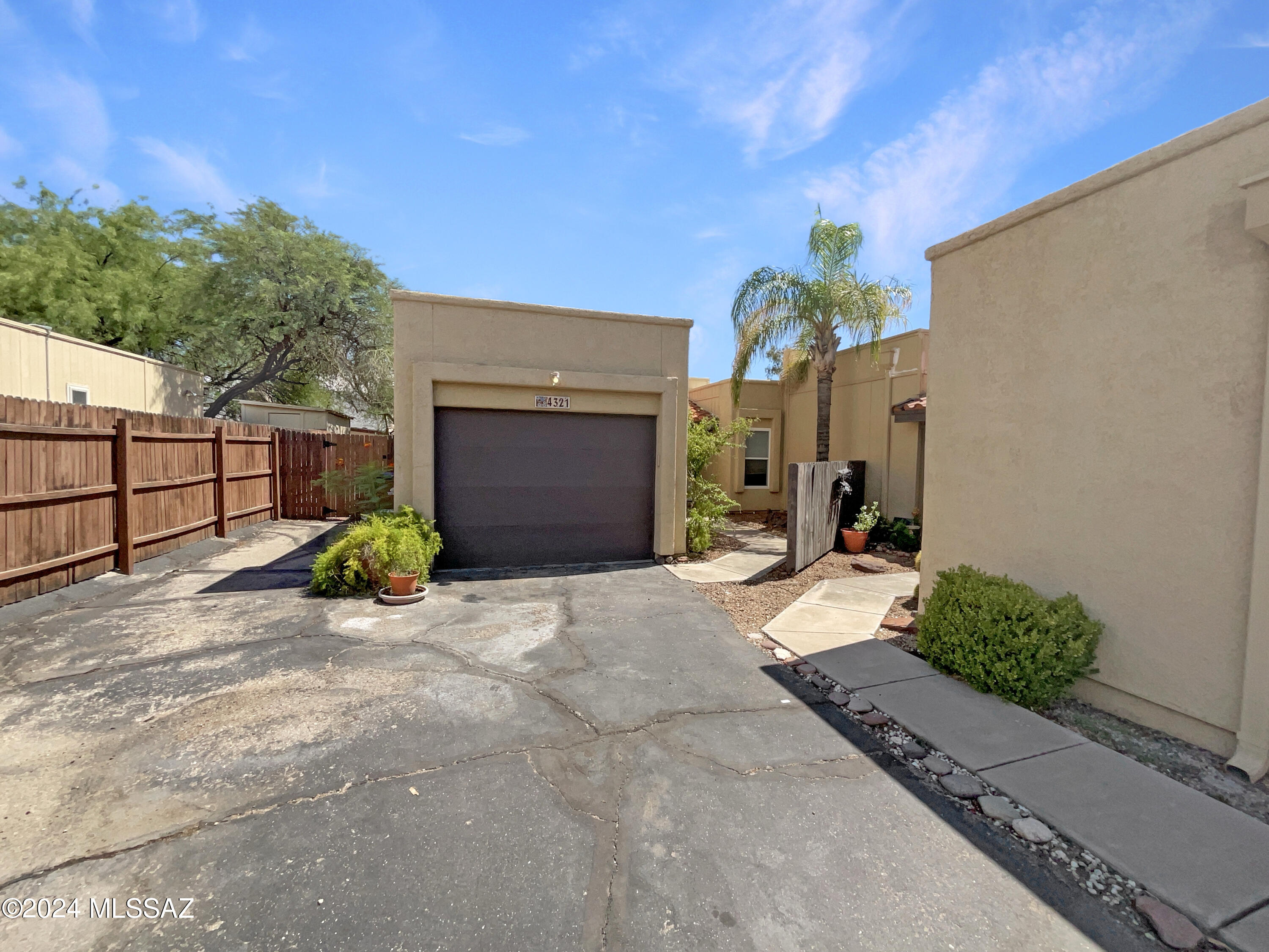 Photo 1 of 21 of 4321 W Pyracantha Drive townhome