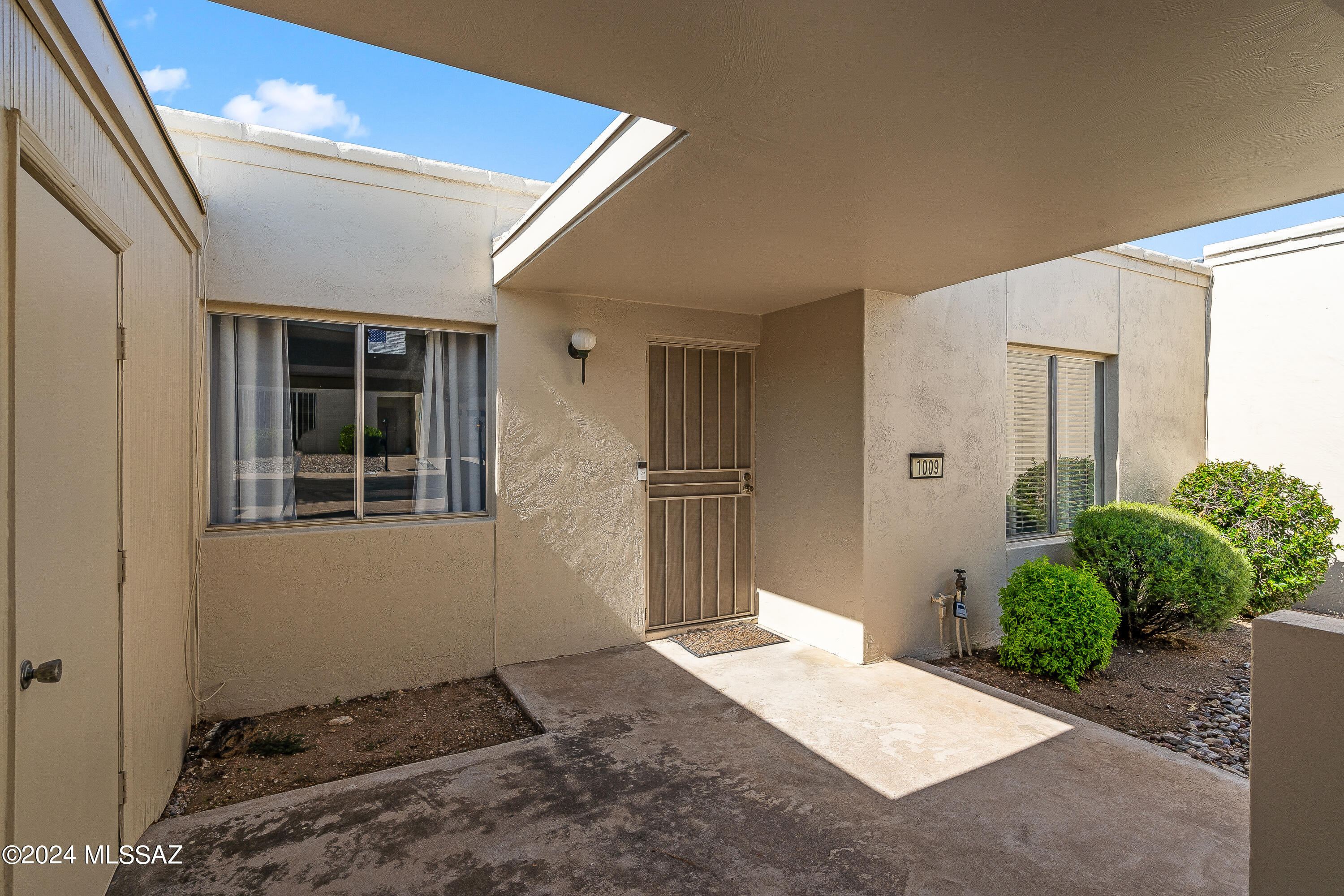 Photo 1 of 26 of 1009 N Caribe Avenue townhome