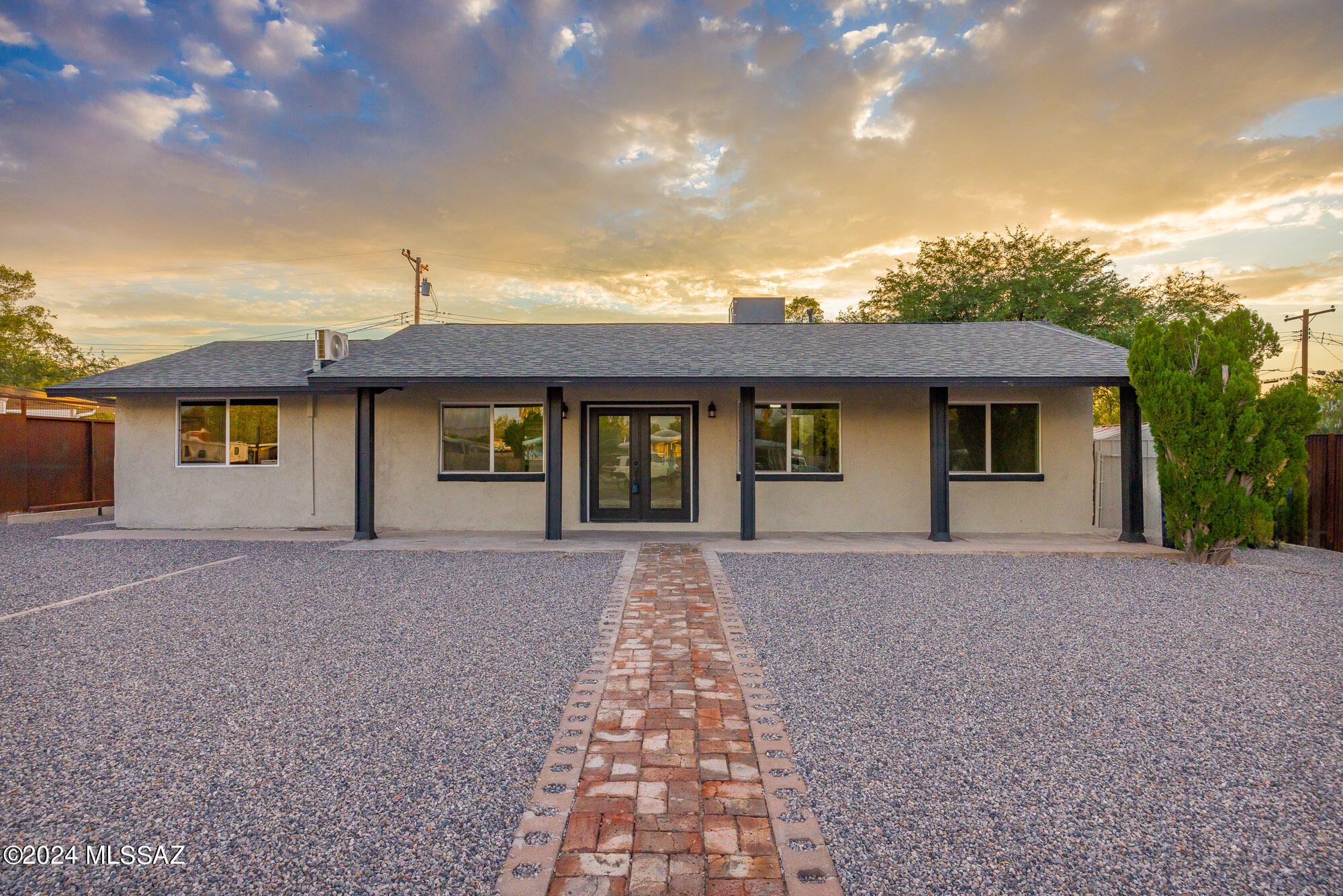 Photo 1 of 40 of 2821 N Cloverland Avenue house