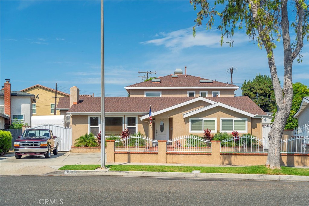 Photo 3 of 43 of 1441 S Loara Street house