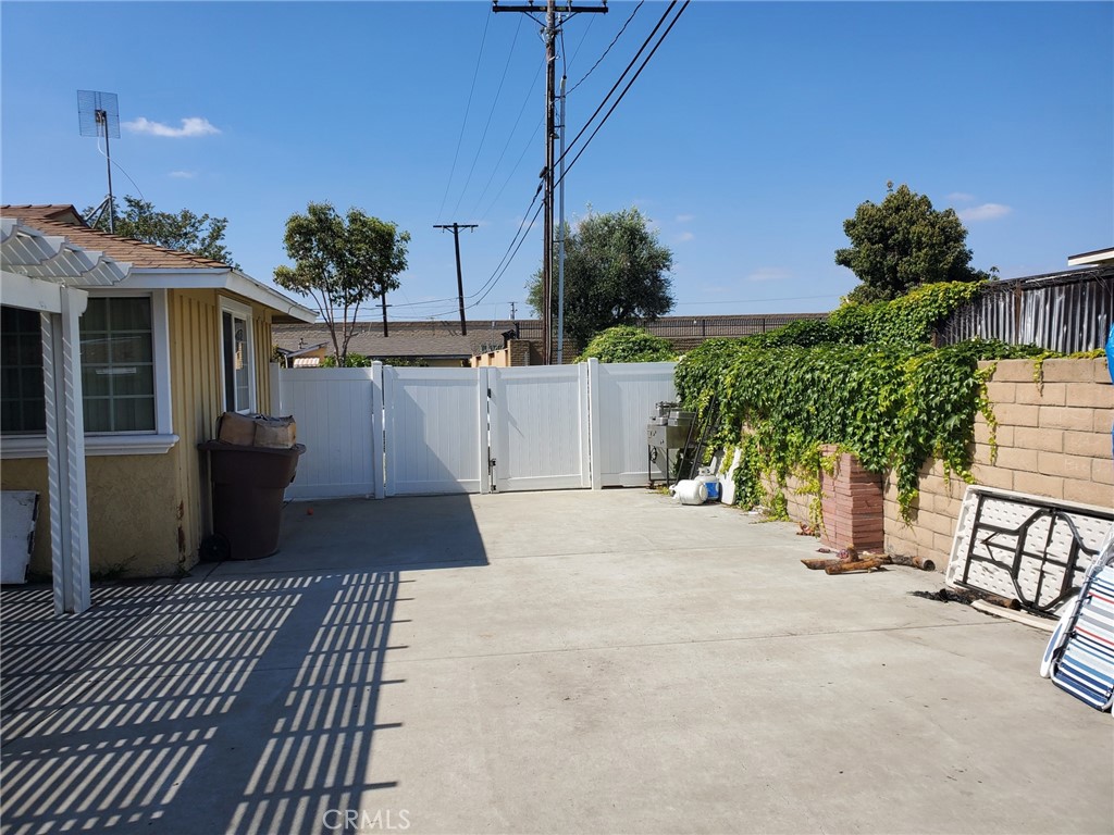 Photo 7 of 7 of 2040 W Coronet Avenue house