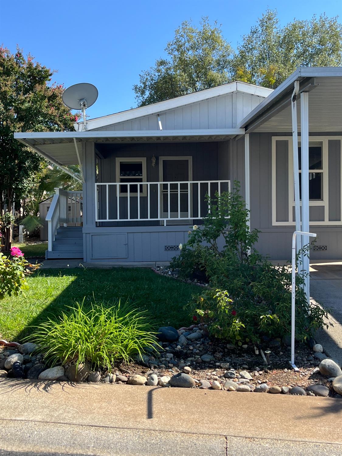 Photo 1 of 11 of 33 Primrose Avenue mobile home