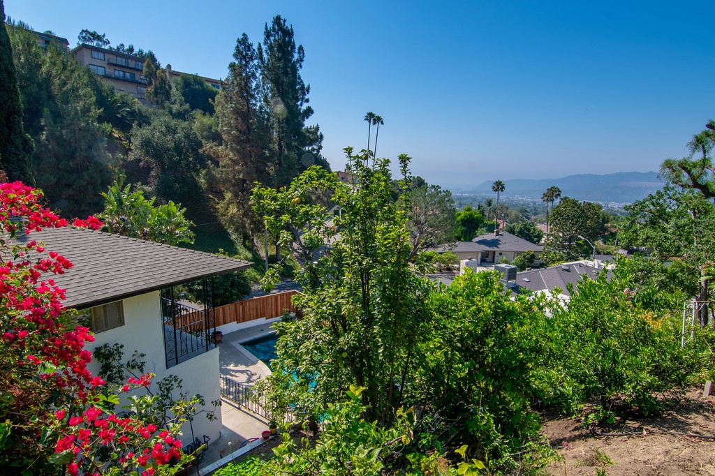 Photo 27 of 32 of 1145 E Tujunga Avenue house