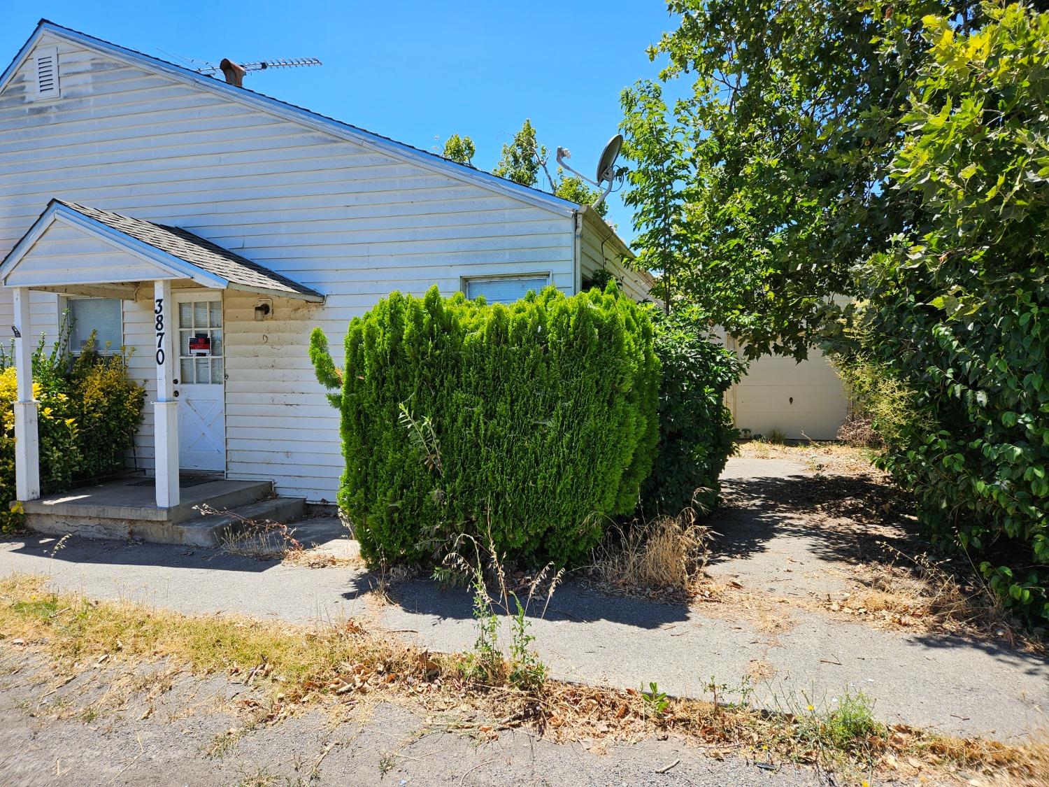 Photo 2 of 10 of 3870 1st Street house