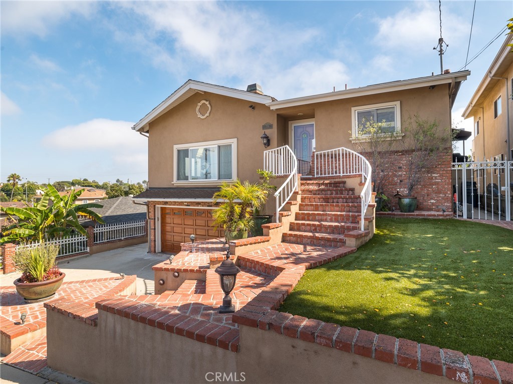 Photo 1 of 26 of 714 W Mariposa Avenue house