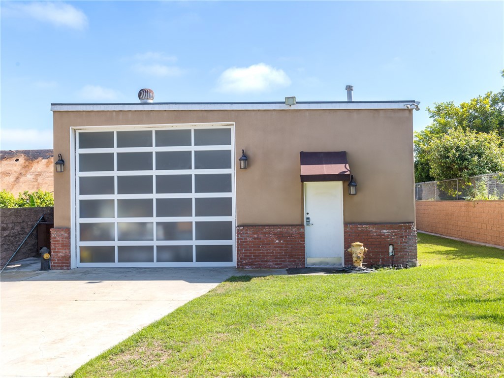 Photo 24 of 26 of 714 W Mariposa Avenue house