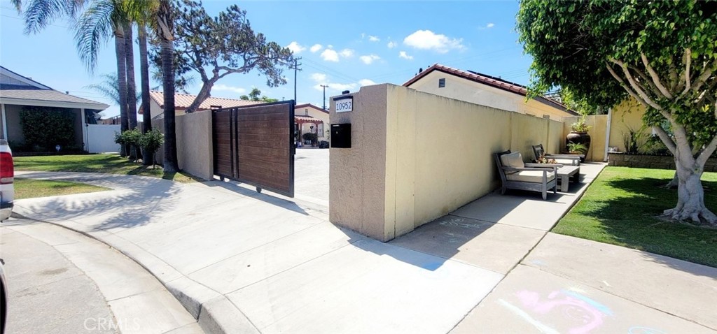 Photo 2 of 2 of 10952 La Dona Avenue house