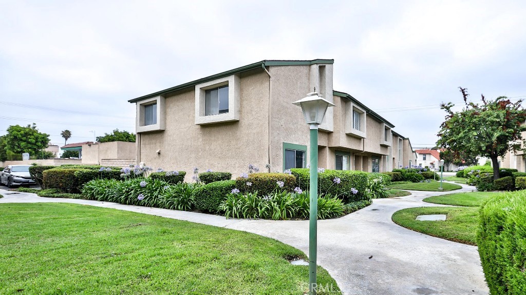 Photo 4 of 58 of 13944 Magnolia Street condo