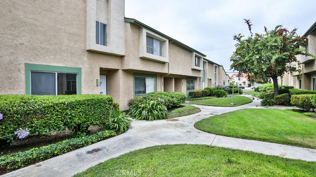 Photo 6 of 58 of 13944 Magnolia Street condo