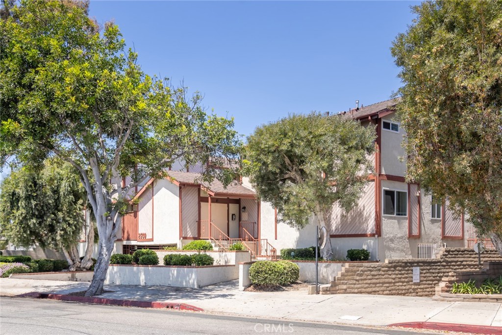 Photo 2 of 42 of 2509 W Redondo Beach Boulevard 16 townhome