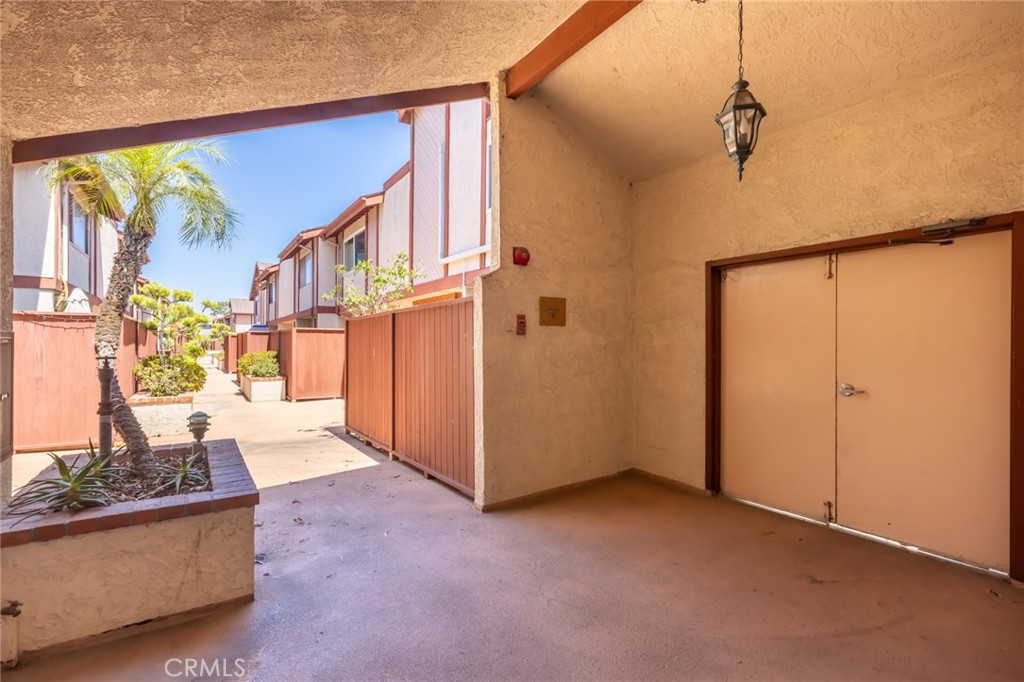 Photo 3 of 42 of 2509 W Redondo Beach Boulevard 16 townhome