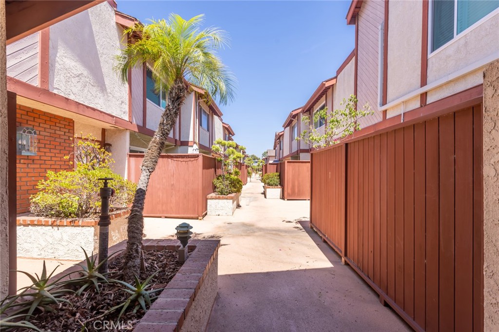 Photo 4 of 42 of 2509 W Redondo Beach Boulevard 16 townhome