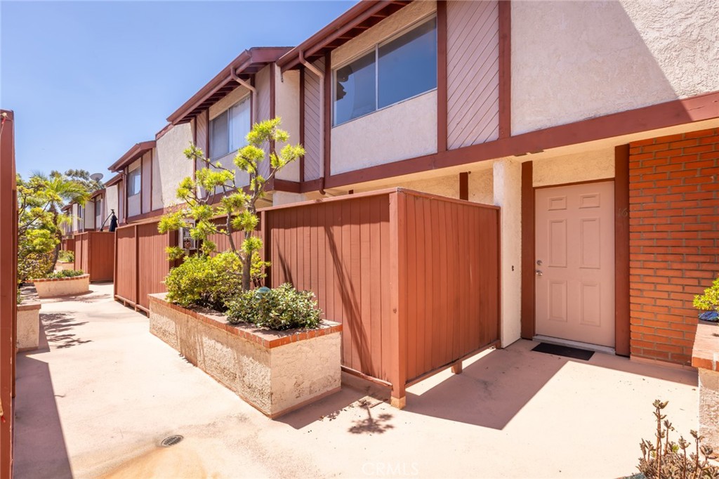 Photo 5 of 42 of 2509 W Redondo Beach Boulevard 16 townhome