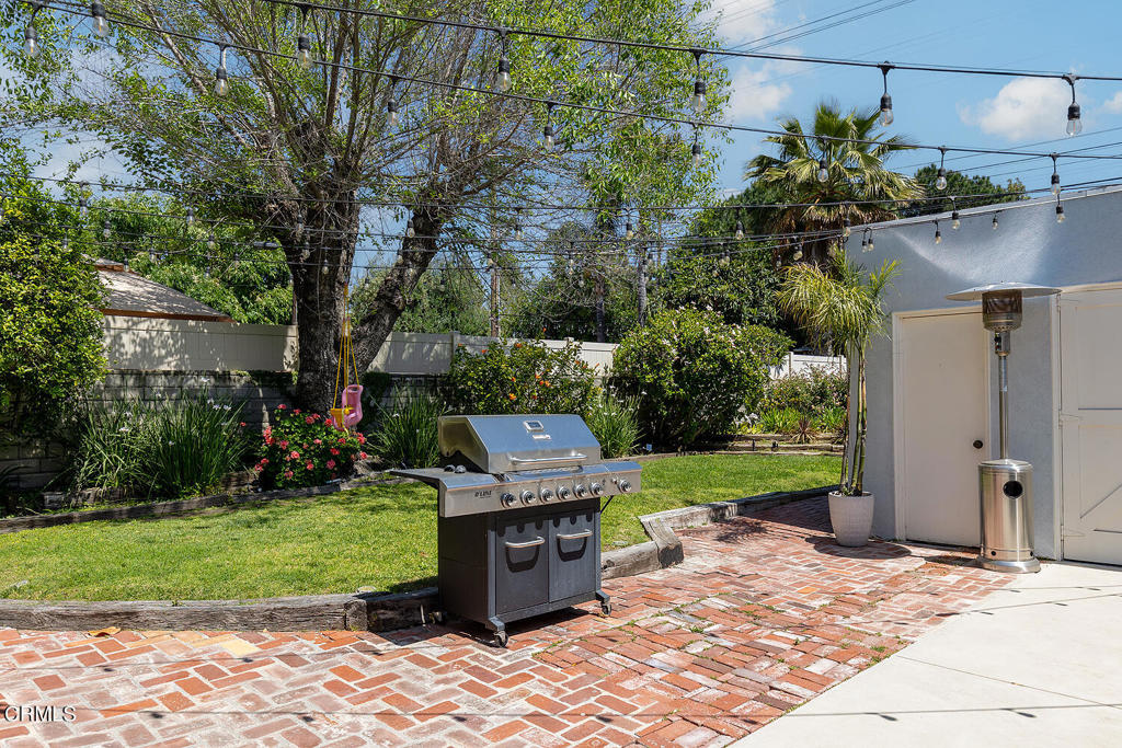 Photo 17 of 25 of 900 E Glenoaks Boulevard house