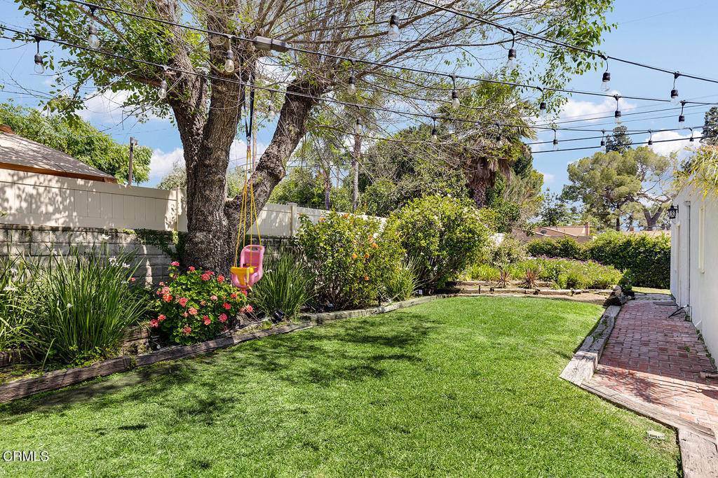 Photo 18 of 25 of 900 E Glenoaks Boulevard house