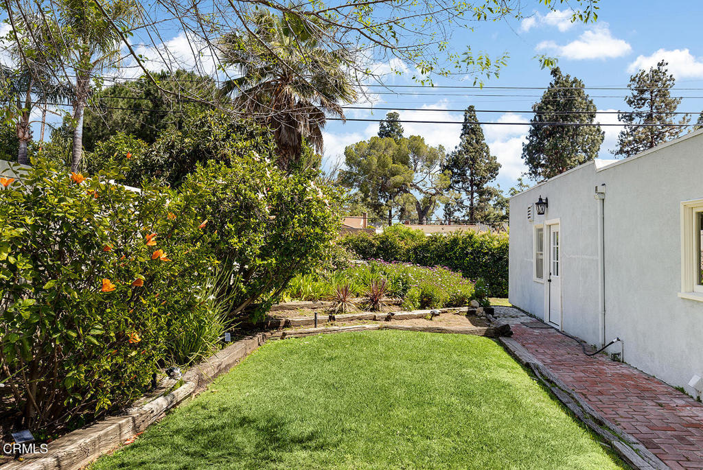 Photo 19 of 25 of 900 E Glenoaks Boulevard house