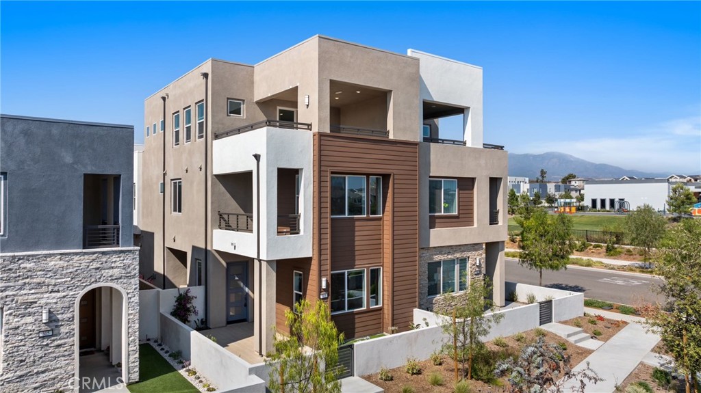 Photo 2 of 23 of 303 baluster townhome