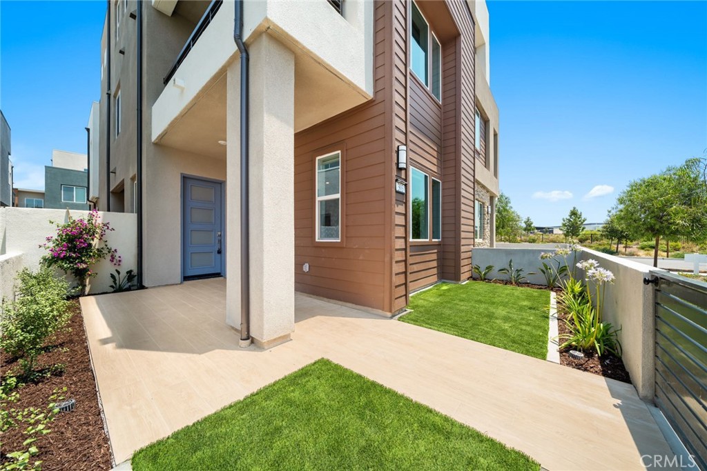 Photo 3 of 23 of 303 baluster townhome