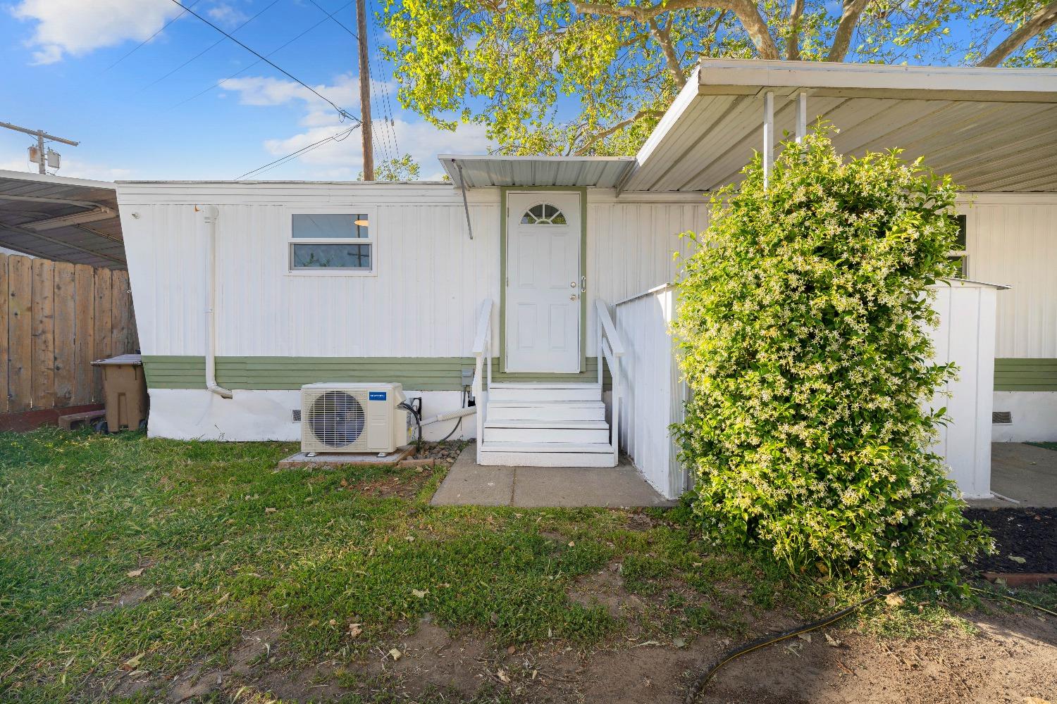 Photo 3 of 20 of 621 E Lockeford Street mobile home