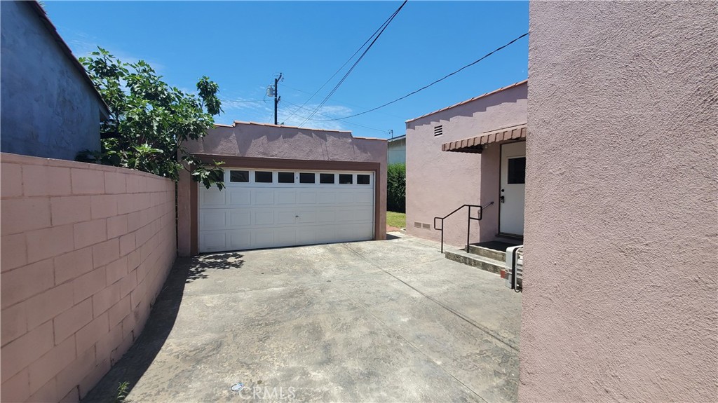 Photo 5 of 10 of 6545 Gaviota Avenue house