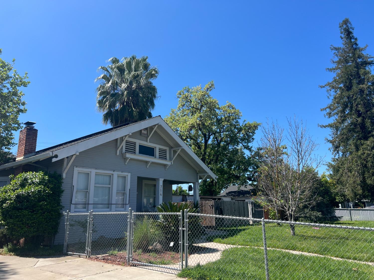 Photo 1 of 17 of 714 W Yosemite Avenue house