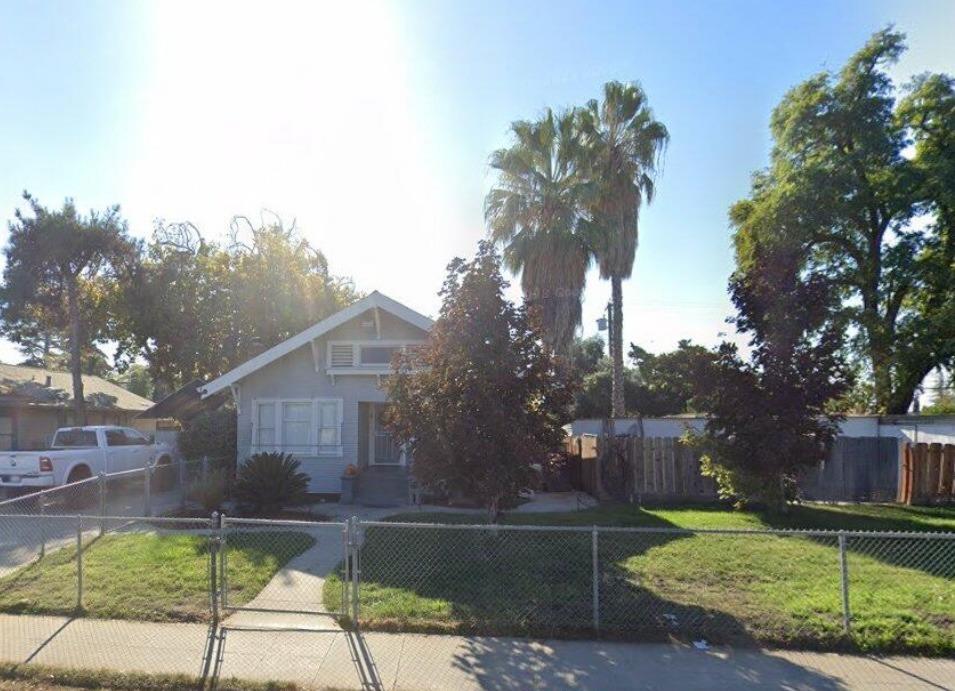 Photo 3 of 17 of 714 W Yosemite Avenue house