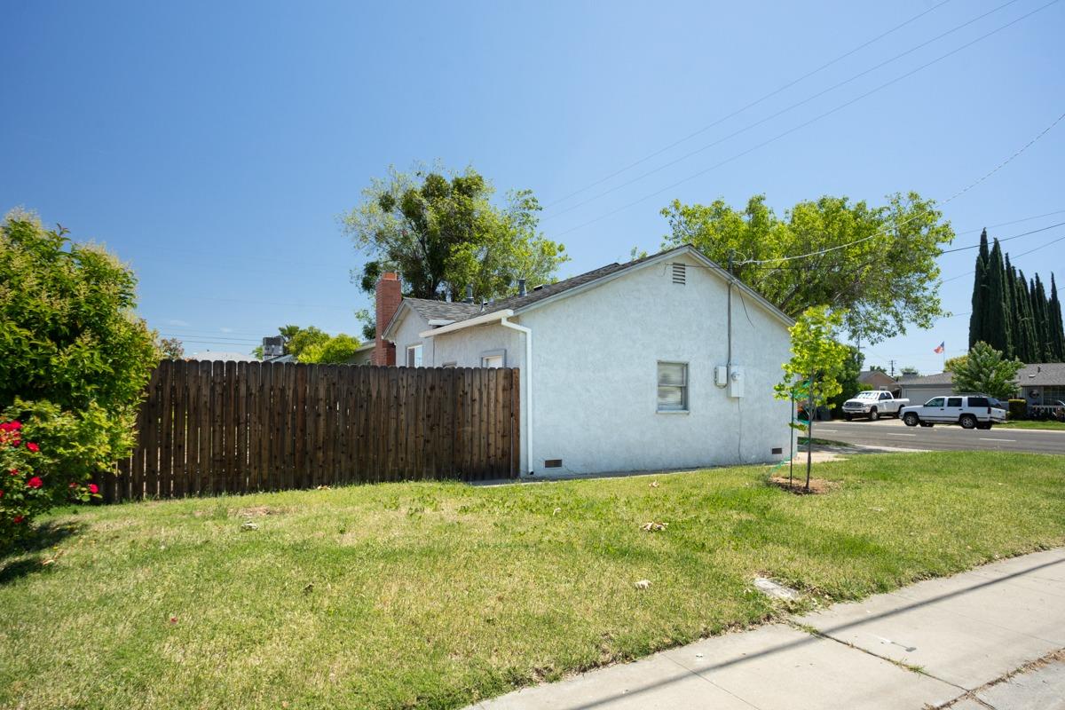 Photo 5 of 45 of 403 E 17th Street house