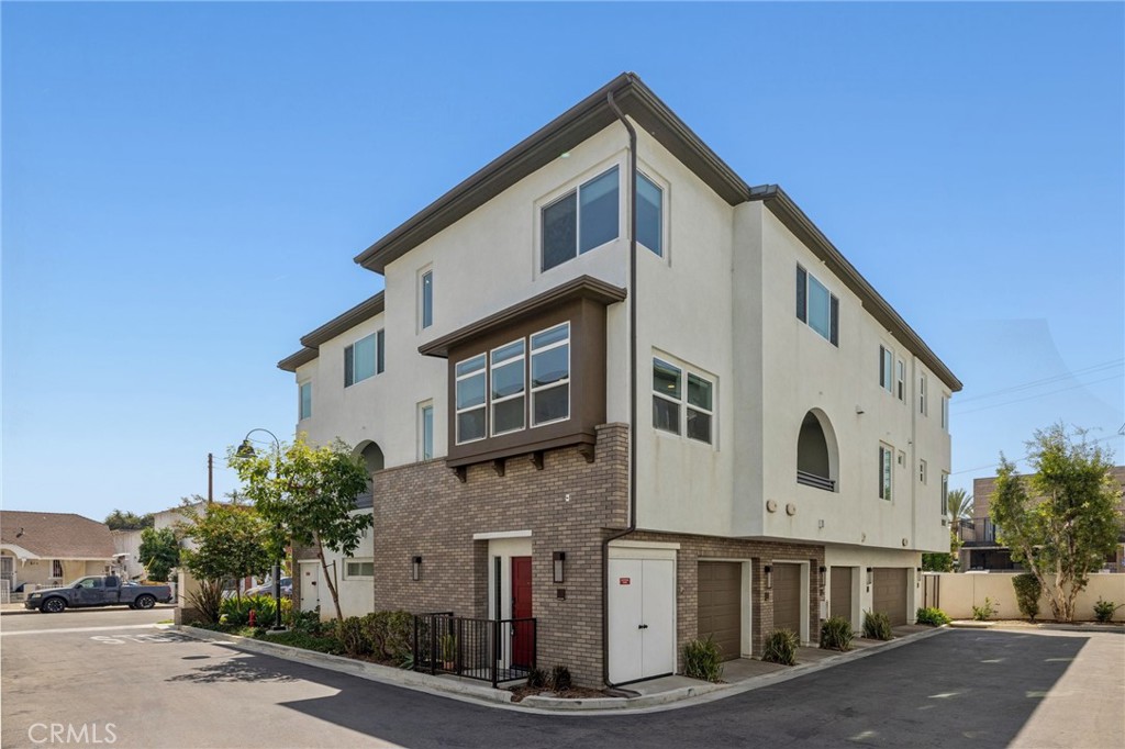 Photo 2 of 36 of 117 N 5th Street A townhome