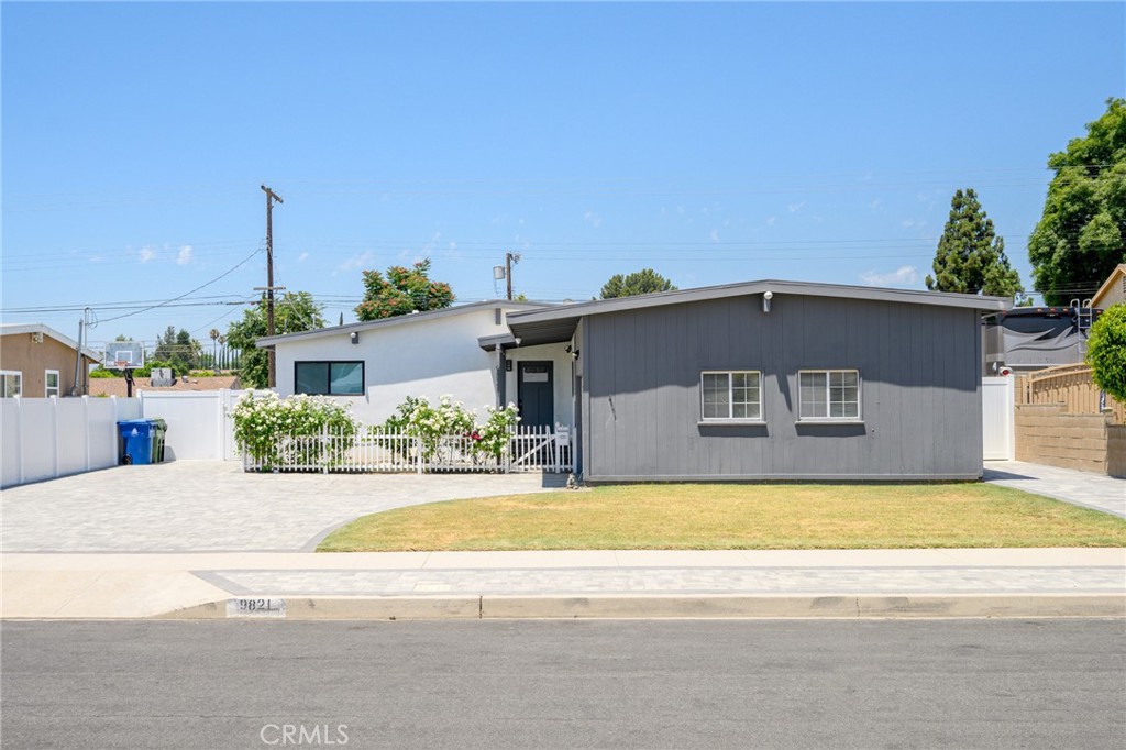 Photo 2 of 28 of 9821 Odessa Avenue house