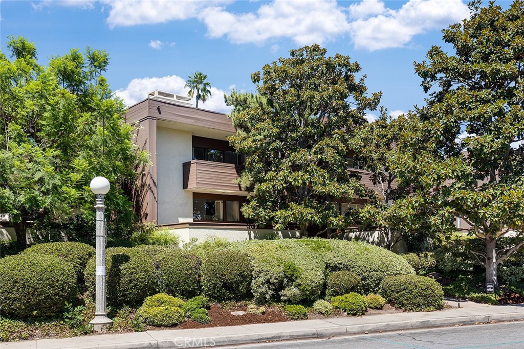 Photo 1 of 27 of 1 S Orange Grove Boulevard 3 townhome