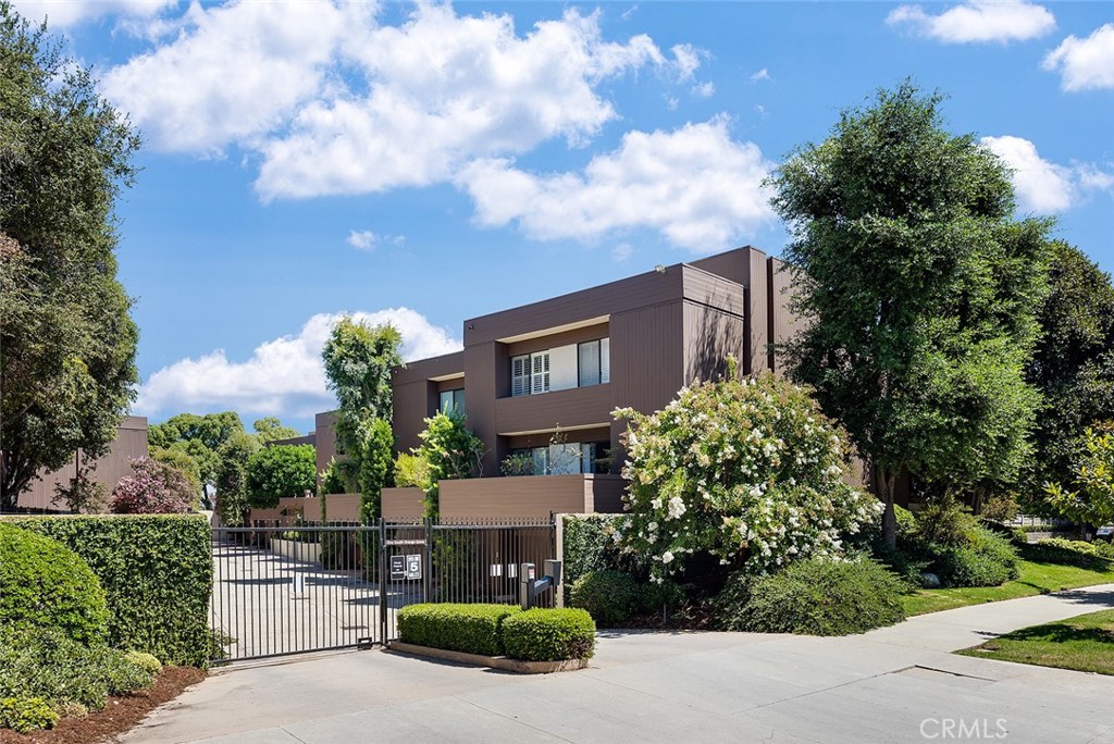 Photo 25 of 27 of 1 S Orange Grove Boulevard 3 townhome