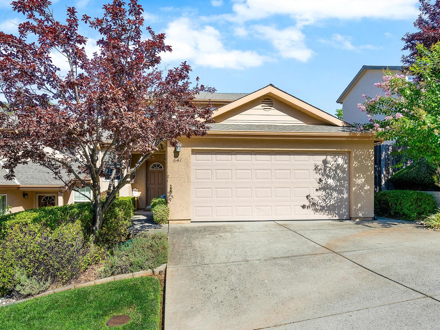 Photo 1 of 20 of 641 W David Circle townhome