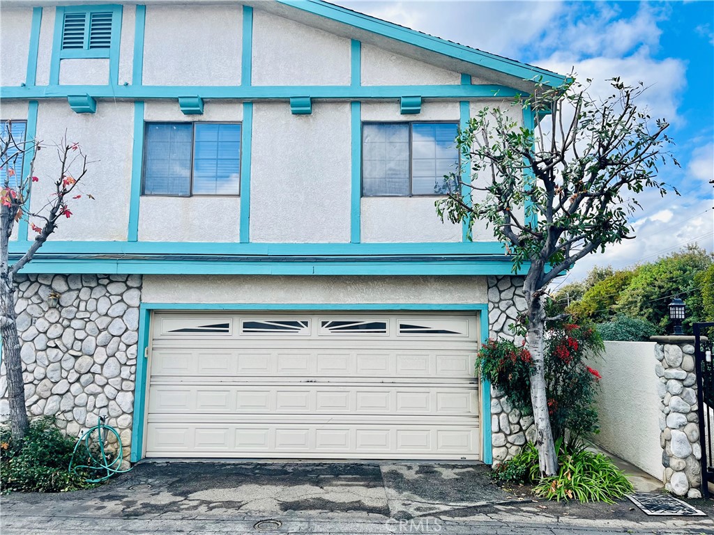 Photo 1 of 2 of 18424 Keswick Street 1 townhome