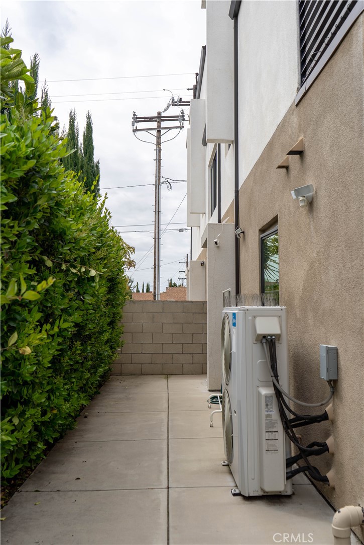 Photo 6 of 28 of 519 W Newby Avenue C townhome