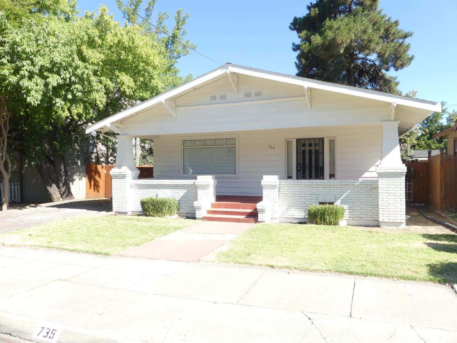 Photo 1 of 20 of 735 W Acacia Street house