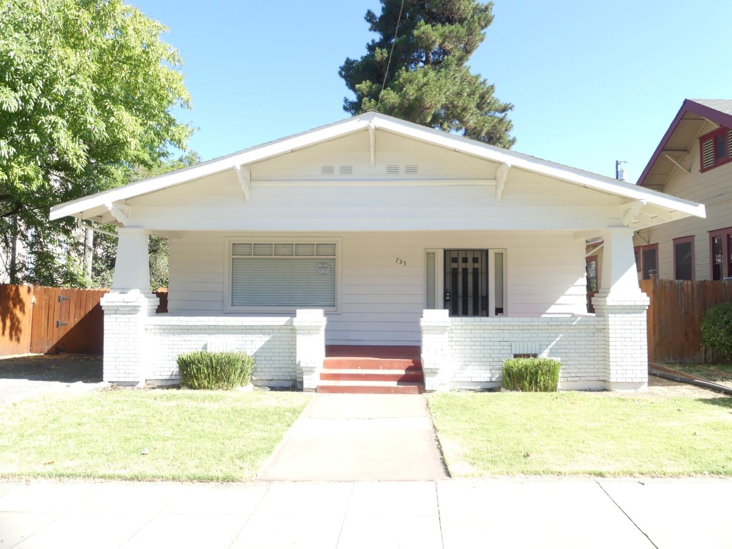 Photo 2 of 20 of 735 W Acacia Street house