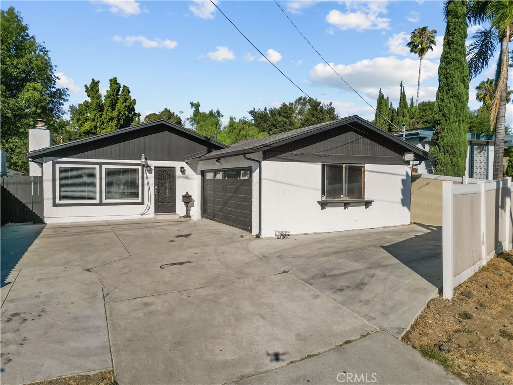 Photo 2 of 19 of 4700 Topanga Canyon Boulevard house