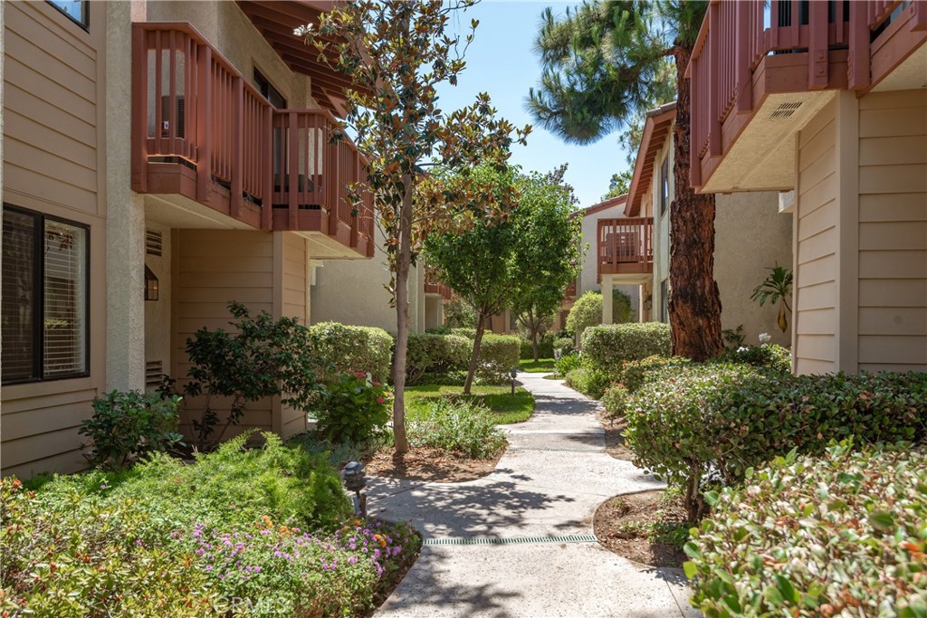 Photo 3 of 32 of 21551 Burbank Boulevard 97 townhome