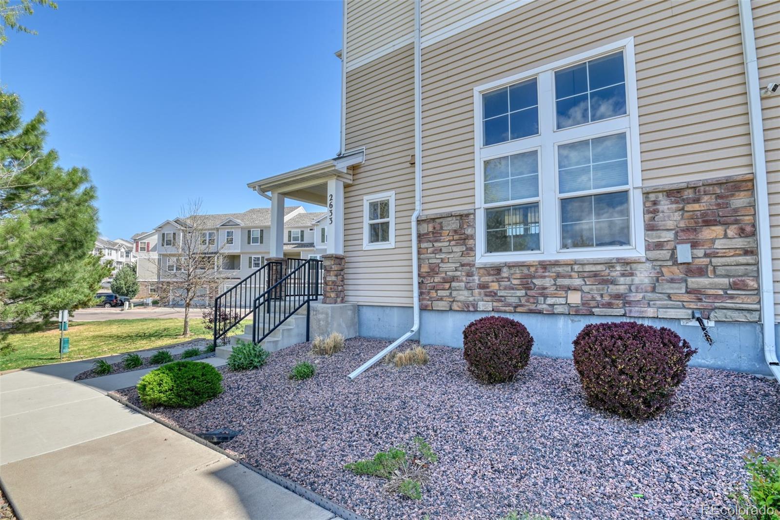 Photo 1 of 24 of 2633 Stonecrop Ridge Grove townhome