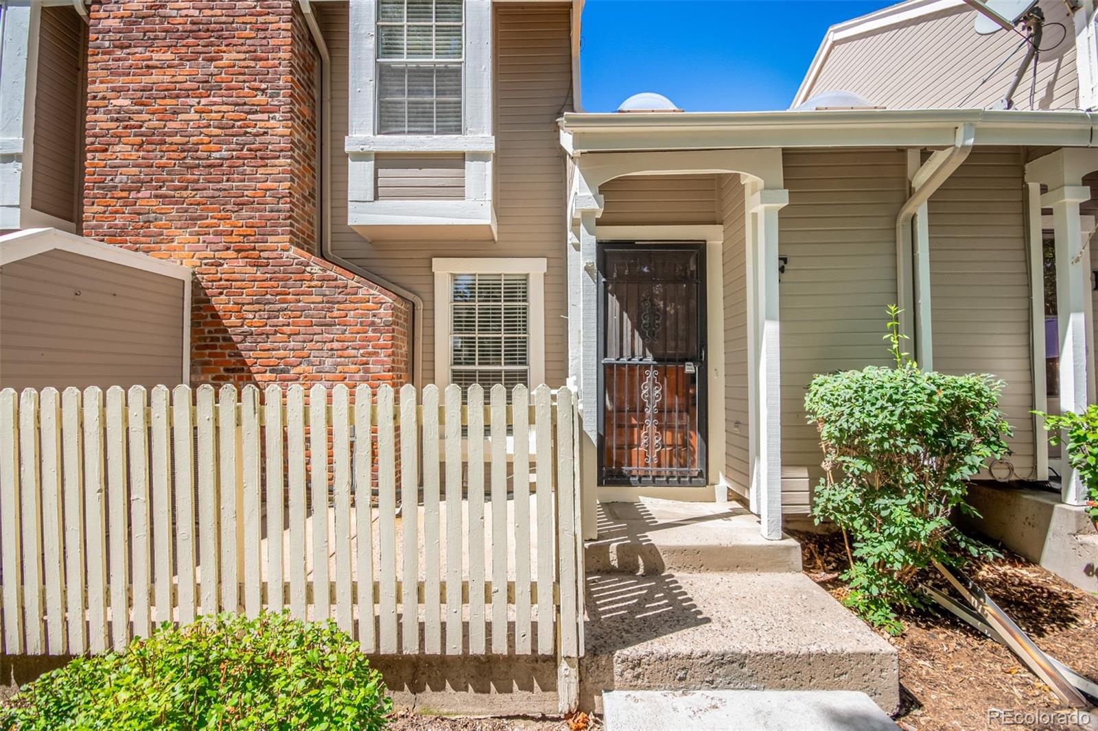 Photo 1 of 30 of 2832 W Long Drive F townhome