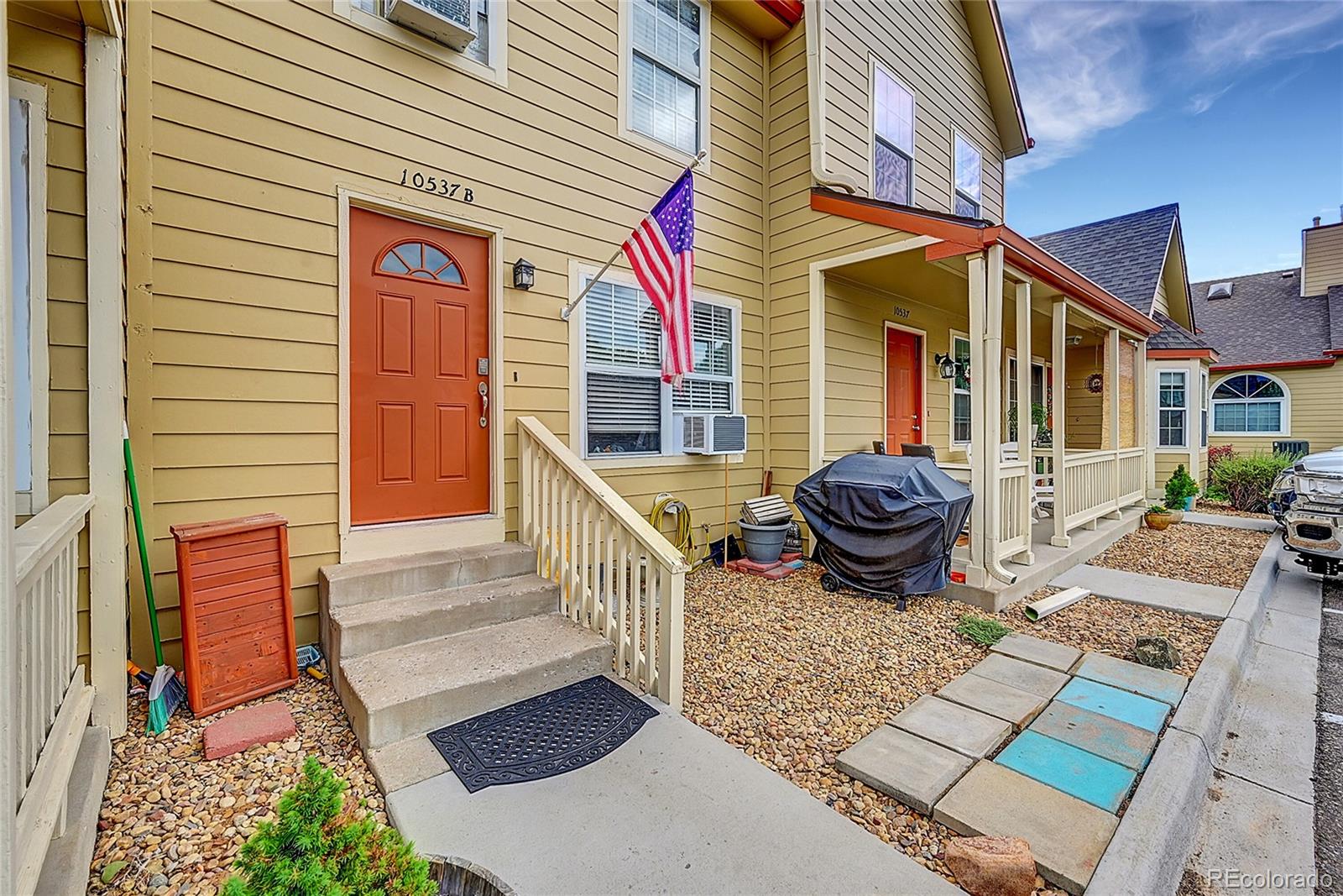 Photo 3 of 24 of 10537 W Maplewood Drive B townhome