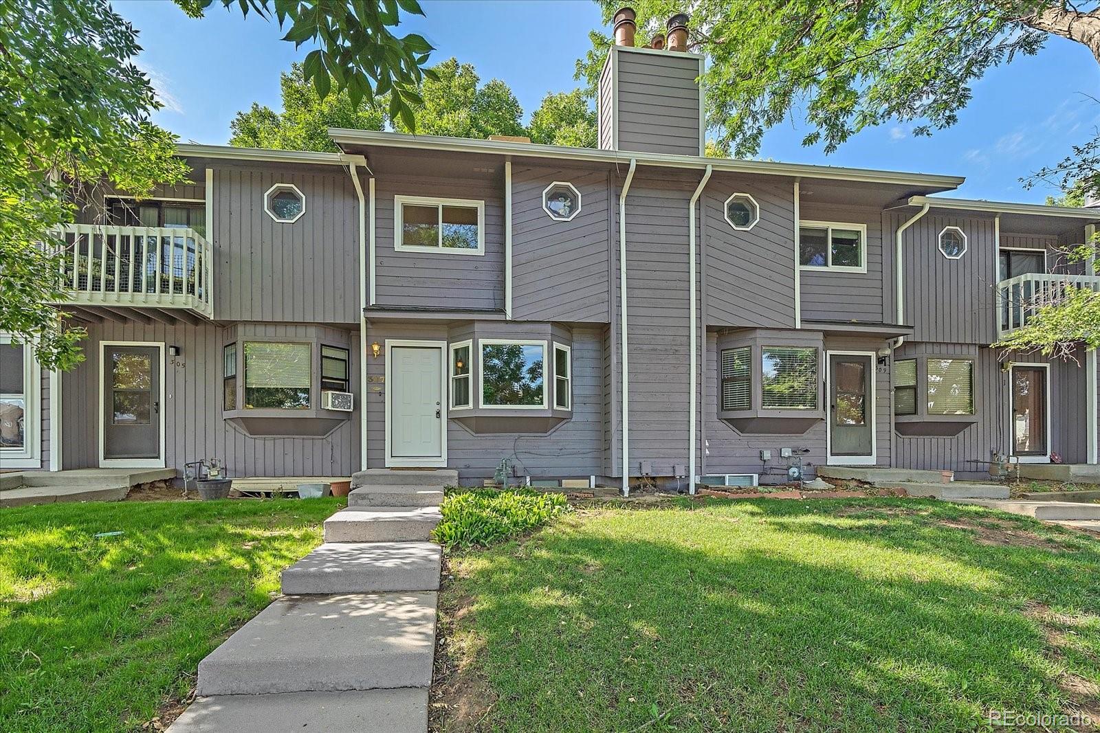 Photo 1 of 28 of 307 Quebec Avenue townhome