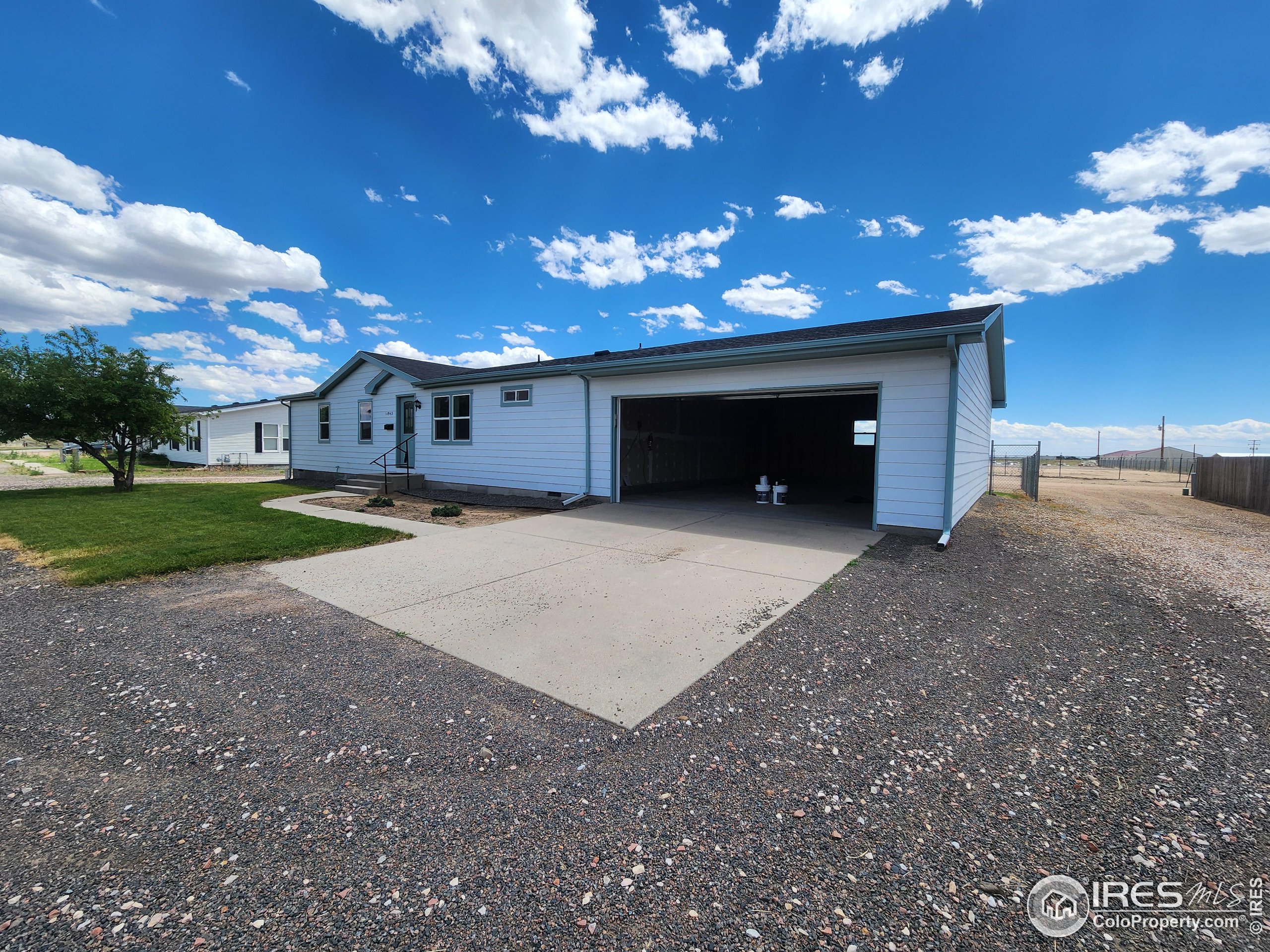 Photo 2 of 25 of 14942 Bluestem St mobile home