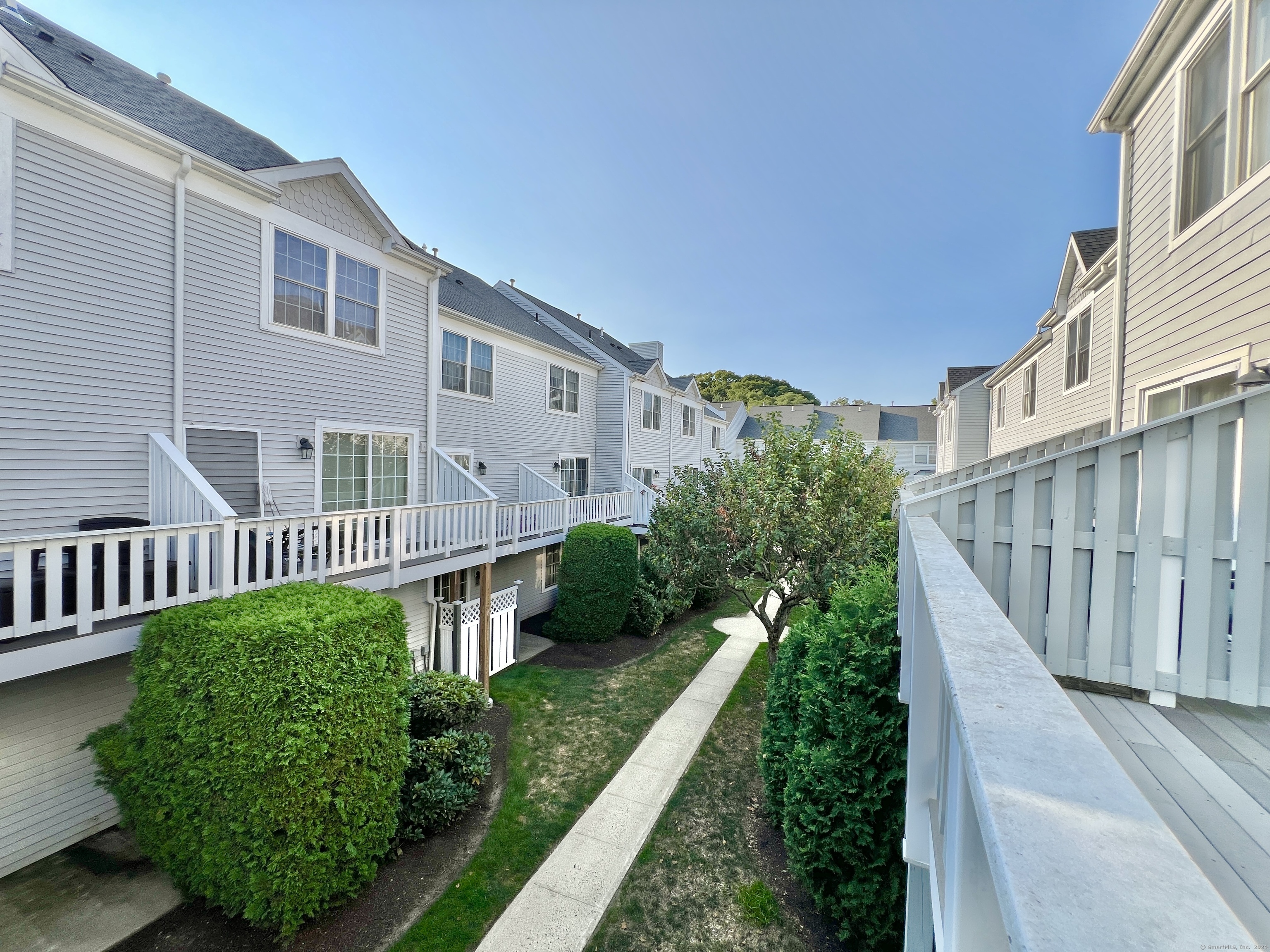 Photo 8 of 24 of 2612 North Avenue B6 townhome