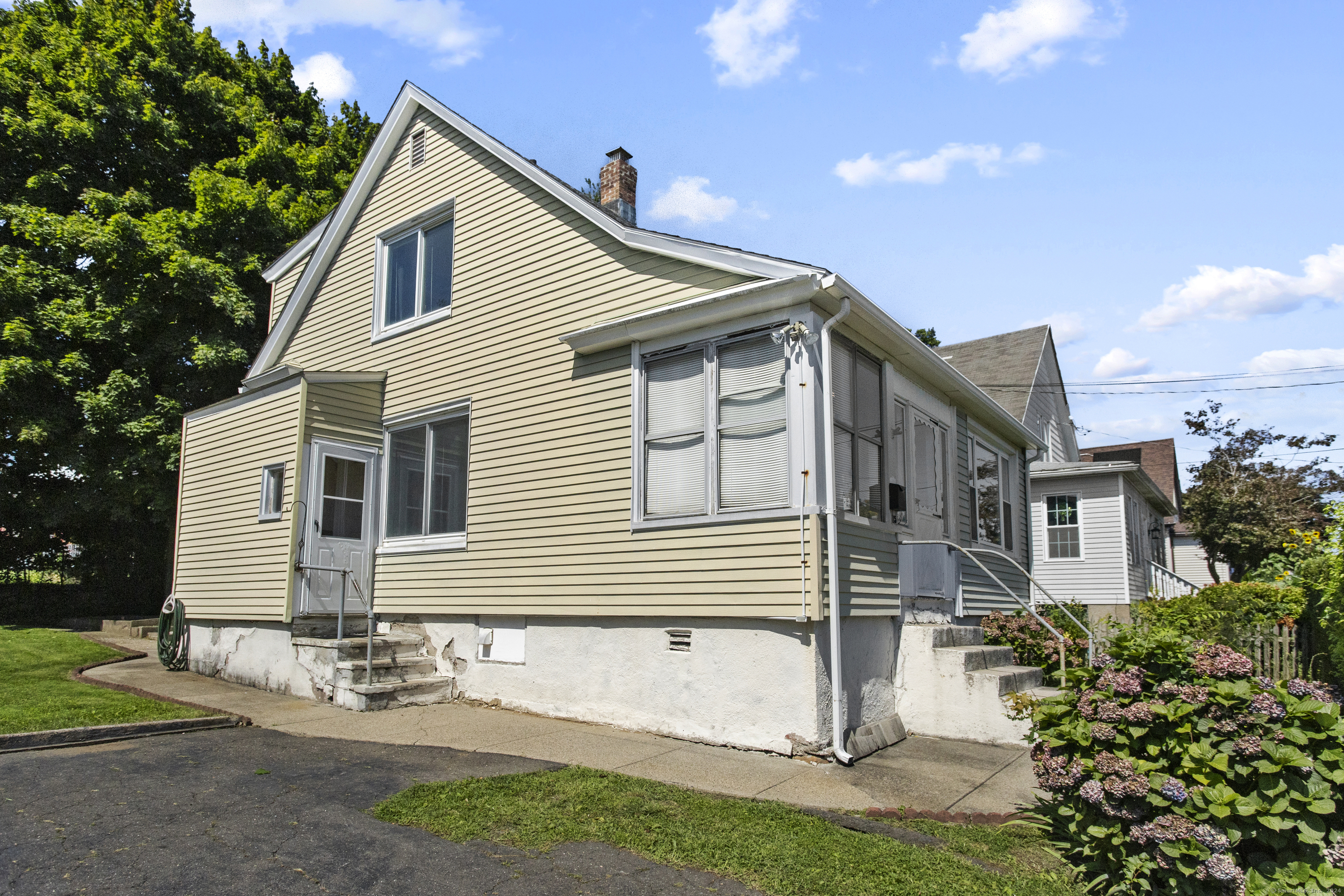 Photo 3 of 22 of 115 Sampson Street house