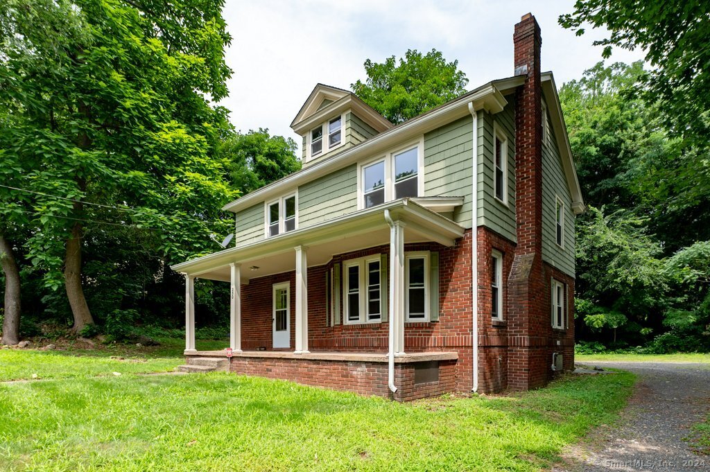 Photo 3 of 33 of 250 Terryville Avenue house