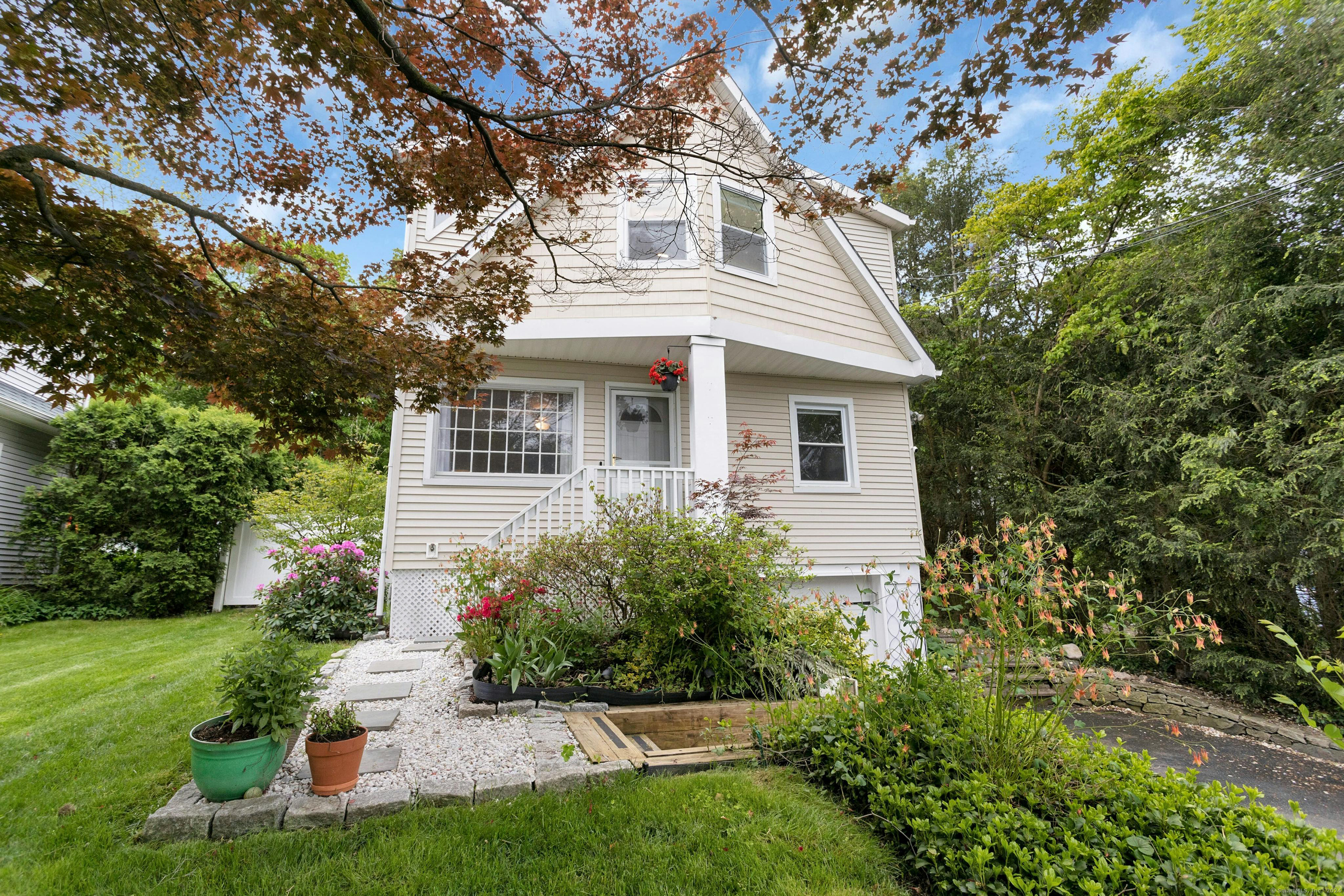 Photo 1 of 34 of 13 Ridgeview Avenue house